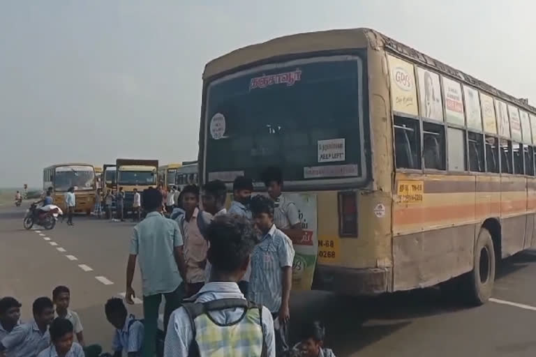 தஞ்சை: 'கூடுதல் பேருந்து இயக்க வேண்டும்' மாணவர்கள் சாலை மறியல்