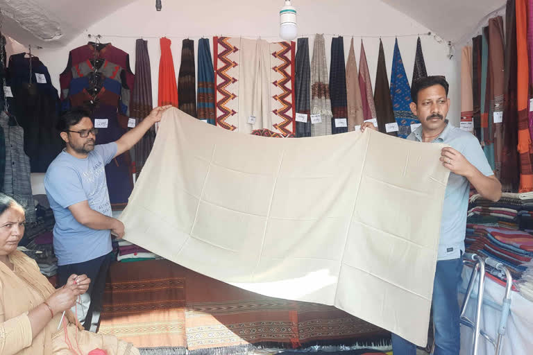 international gita festival kullu traditional shawl became choice of tourists in festival