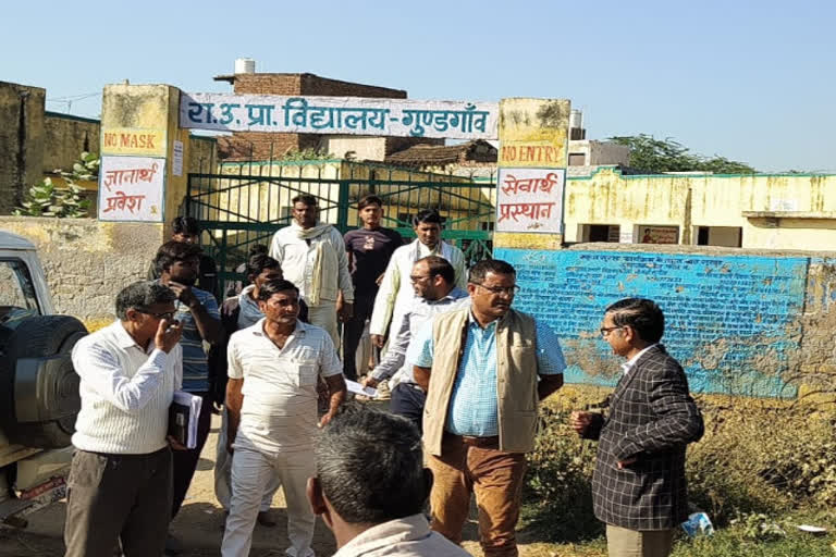 demand of male teacher in Bharatpur school, villagers hold protest at school gate