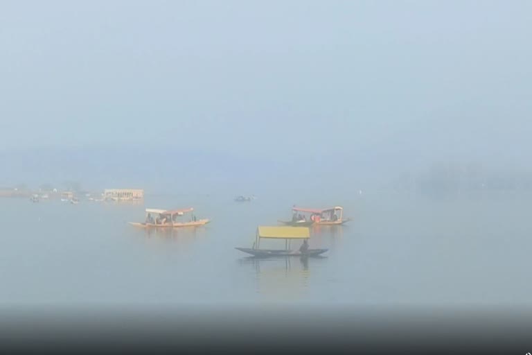 وادی کشمیر میں برف باری کی وجہ سے سیاحوں کی آمد میں اضافہ