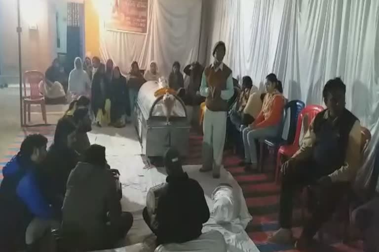 father bid farewell to his daughter by singing
