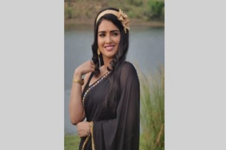 Bhojpuri actor Amrapali Dubey's mobile and jewelry stolen in Ayodhya