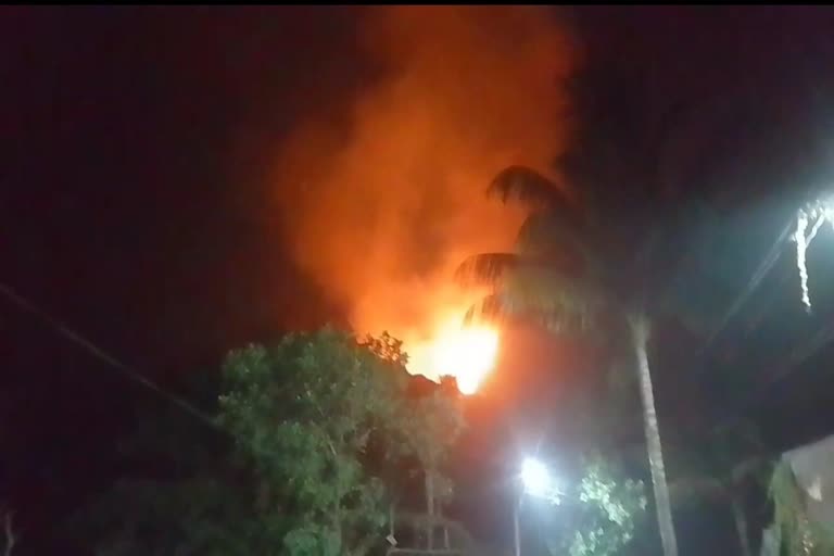 fire break out in Dumping ground in Ulhasnagar MaharashtraEtv Bharat