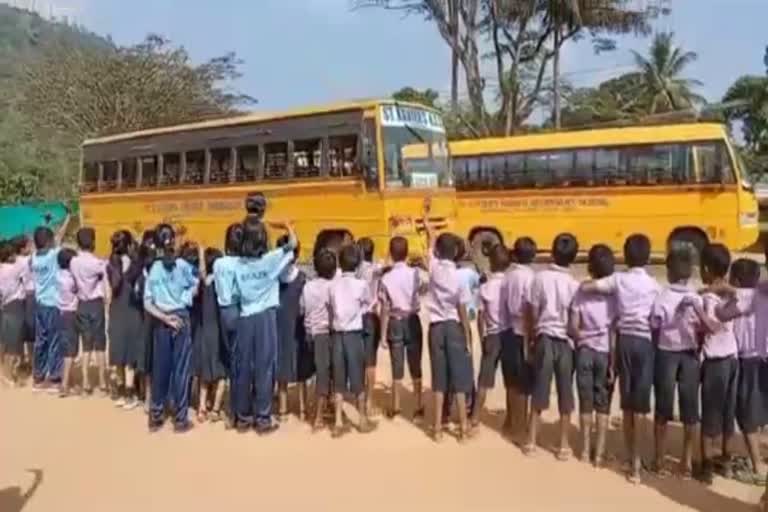 students sendoff to school bus  school bus in idukki  first number school bus  chemmanar st xaviours school  latest news in idukki  latest news today  school bus farewell  സ്‌കൂള്‍ ബസിന് യാത്രയയപ്പ്  ബസുകള്‍ക്കുമുണ്ട് കുട്ടികളുമായി ആത്മബന്ധം  സ്‌കൂളിലെ ഒന്നാം നമ്പർ ബസും  ഇടുക്കി ചെമ്മണ്ണാര്‍ സെന്‍റ് സേവ്യേഴ്‌സ്  ഇടുക്കി ഏറ്റവും പുതിയ വാര്‍ത്ത  ഇന്നത്തെ പ്രധാന വാര്‍ത്ത  സ്‌കൂള്‍ ബസിന് യാത്രയയപ്പ് നല്‍കി കുട്ടികള്‍