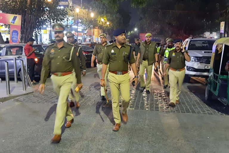 संदिग्ध वाहनों व्यक्तियों की तलाश में निकली नोएडा पुलिस