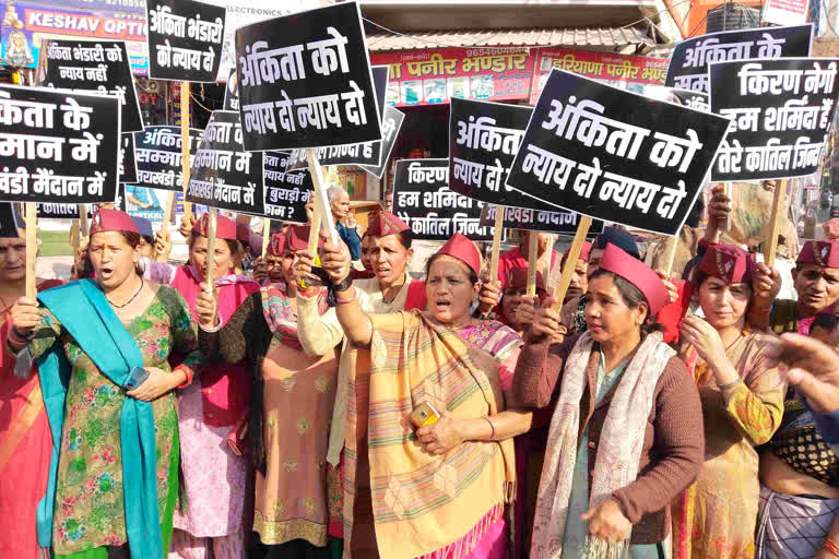 महिलाओं ने किया पुष्कर सिंह धामी का विरोध