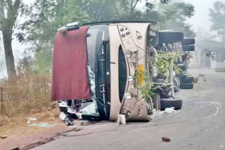 15 people injured after private Volvo bus overturned in Bilaspur road accident in bilaspur