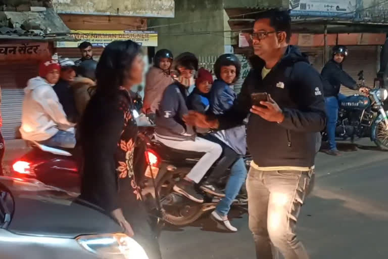 शराब के नशे में लड़की ने किया हाई वोल्टेज ड्रामा, आधे घंटे तक ट्रैफिक
