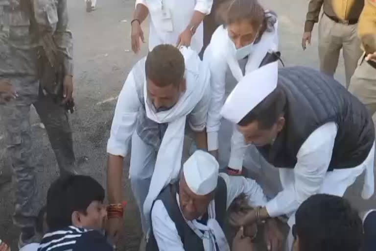 digvijay singh fell down during bharat jodo yatra Etv Bharat