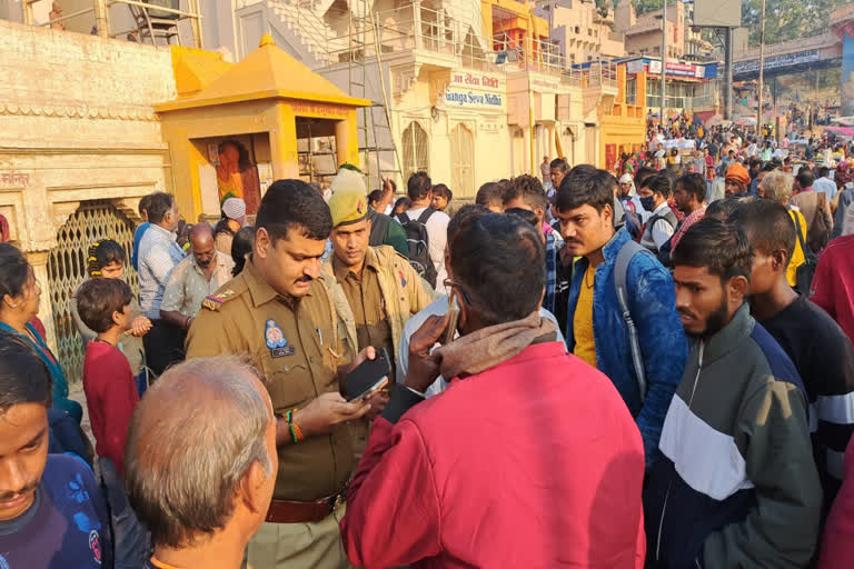 Ganga river  varanasi  varanasi boat accident  ബോട്ട് ഗംഗ നദിയില്‍ മറിഞ്ഞു  വരണാസി  ഗംഗ നദി  വരണാസി ബോട്ടപകടം  ജില്ല ഭരണകൂടം  കബീര്‍ചൗര  ദശാശ്വമേധ് പൊലീസ്  Andhra pilgrims boat capsized in varanasi