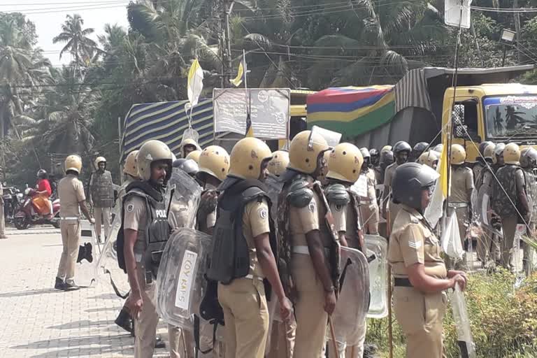 Vizhinjam protest against port construction  port construction leads Conflict in Vizhinjam  Vizhinjam protest  വിഴിഞ്ഞത്ത് വന്‍ സംഘര്‍ഷം  അദാനി ഗ്രൂപ്പ്  Adani group  വിഴിഞ്ഞം തുറമുഖ നിര്‍മാണം  ഹൈക്കോടതി