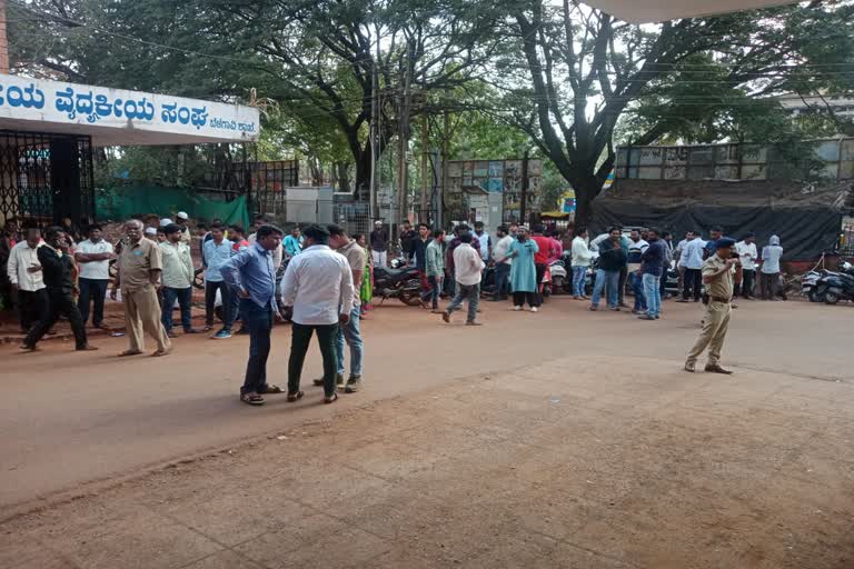 വെള്ളച്ചാട്ടത്തിൽ വീണ് യുവതികൾ മരിച്ചു  Women Dies While Taking Selfie At Waterfall  Four Young Women Dies fall in waterfall  കിതവാഡ വെള്ളച്ചാട്ടx  Kitawada Falls  കാൽ വഴുതി വെള്ളച്ചാട്ടത്തിൽ വീണ് യുവതികൾ മരിച്ചു  കർണാടകയിൽ സെൽഫി എടുക്കുന്നതിനിടെ അപകടം  4 girls die as they slip into Kitwad falls  സെൽഫി അപകടം  നാല് യുവതികൾക്ക് ദാരുണാന്ത്യം  കിത്‌വാഡ