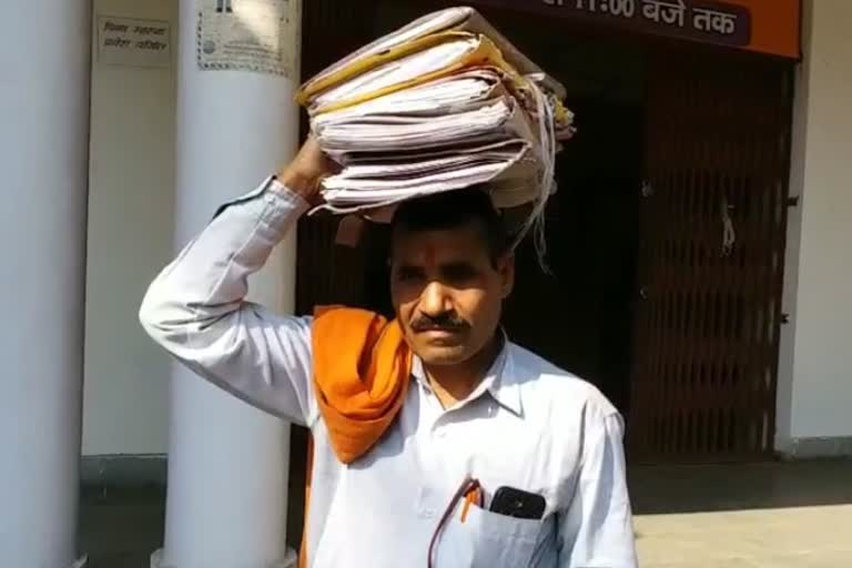 12 kg complaint letter  mathura farmer 12 kg complaint letter  Mathura farmer Charan Singh demand justice  farmer carrying 12 kg complaint letter  Farmer carries complaint letters weighing 12 kg  Mathura farmer 12 kg files  12 കിലോ തൂക്കമുള്ള പരാതി കത്ത്  മഥുര  ചരൺ സിങിന്‍റെ പരാതി  ഉത്തര്‍പ്രദേശ് ഇന്നത്തെ വാര്‍ത്ത  uttar pradesh todays news  ഉത്തര്‍പ്രദേശ് മഥുര സ്വദേശിയായ കര്‍ഷകന്‍  യുപി കര്‍ഷകന്‍