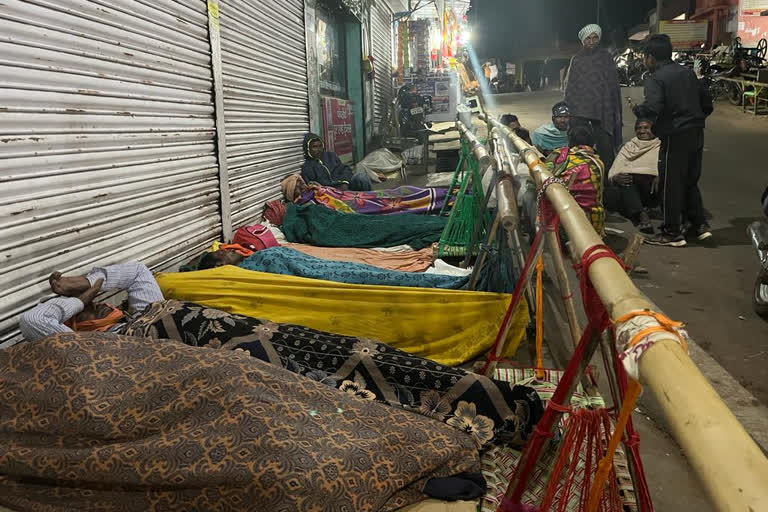 Doli workers spending night under open sky in Giridih