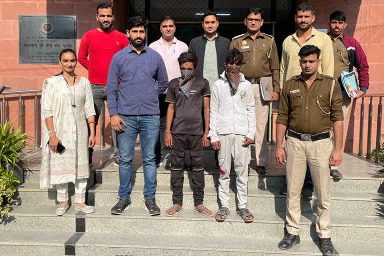 Police arrested two accused of robbery in delhi