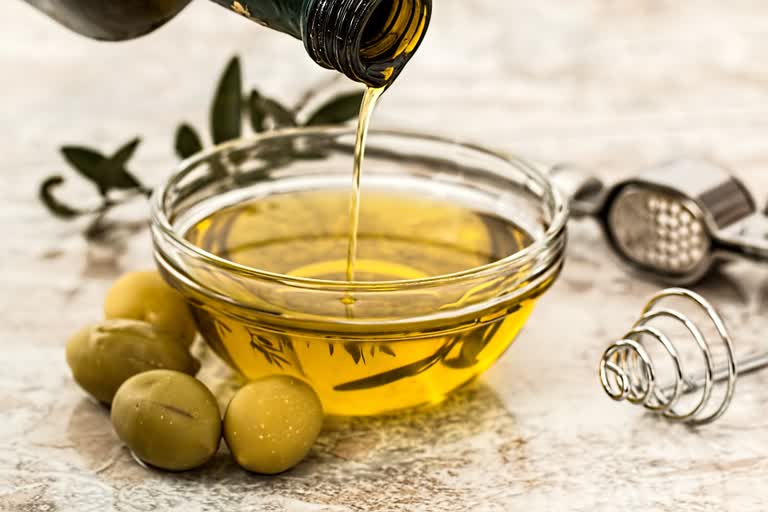 How to use olive oil to deal with the problem of dandruff in winter