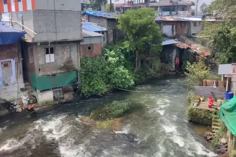 illegal construction encroaching on the river  pooppara illegal construction  പന്നിയാർ പുഴ കൈയേറി കെട്ടിട നിർമ്മാണം  ശാന്തൻപാറ ഗ്രാമപഞ്ചായത്ത്  ശാന്തൻപാറ ഗ്രാമപഞ്ചായത്ത് കോടതിയിലേക്ക്  പൂപ്പാറ ടൗണിൽ പുഴ കൈയേറി നിർമ്മാണം