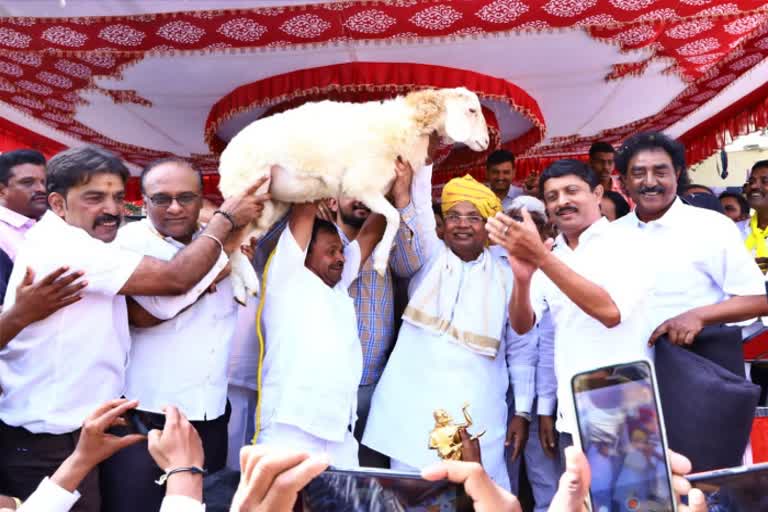 siddaramaih-participated-kanakajayanthi-program-at-hebbala