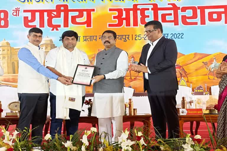 Yashwantrao Kelkar Award to Nandkumar Palve