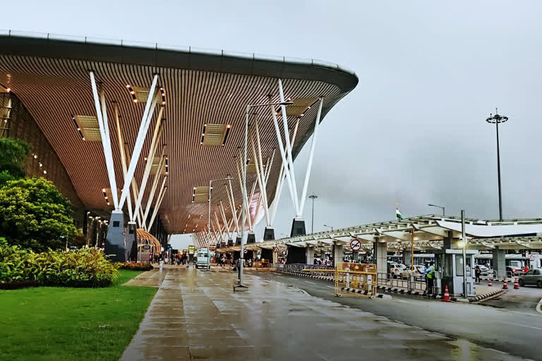 bomb threat message was found  threat message was found on the tissue paper  Indigo flight at Kempegowda International Airport  Kempegowda International Airport news  ಟಿಶ್ಯೂ ಪೇಪರಿನಲ್ಲಿ ಬಾಂಬ್ ಬೆದರಿಕೆ ಸಂದೇಶ ಪತ್ತೆ  ಇಂಡಿಗೋ ವಿಮಾನದಲ್ಲಿ ಟಿಶ್ಯೂ ಪೇಪರಿನಲ್ಲಿ ಬಾಂಬ್ ಬೆದರಿಕೆ  ಬೆಂಗಳೂರು ಕೆಂಪೇಗೌಡ ಅಂತರಾಷ್ಟ್ರೀಯ ವಿಮಾನ ನಿಲ್ದಾಣ  ಟಿಶ್ಯೂ ಪೇಪರ್​ನಲ್ಲಿ ಬಾಂಬ್ ಬೆದರಿಕೆ ಸಂದೇಶ  ಹುಸಿ ಬಾಂಬ್ ಬೆದರಿಕೆ ಸಂದೇಶ