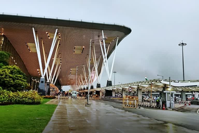 bomb threat message  bomb threat message found at Indigo flight  karnataka news  malayalam news  national news  bomb threat message found in a tissue paper  Bangalore Kempegowda International Airport  IndiGo crew  ദേശീയ വാർത്തകൾ  മലയാളം വാർത്തകൾ  കർണാടക വാർത്തകൾ  ബോംബ് ഭീഷണി സന്ദേശം  ഇൻഡിഗോ വിമാനത്തിൽ ബോംബ് ഭീഷണി സന്ദേശം  ടിഷ്യൂ പേപ്പറിൽ ബോംബ് ഭീഷണി സന്ദേശം  കെംപെഗൗഡ അന്താരാഷ്‌ട്ര വിമാനത്താവളം  വ്യാജ ബോംബ് ഭീഷണി