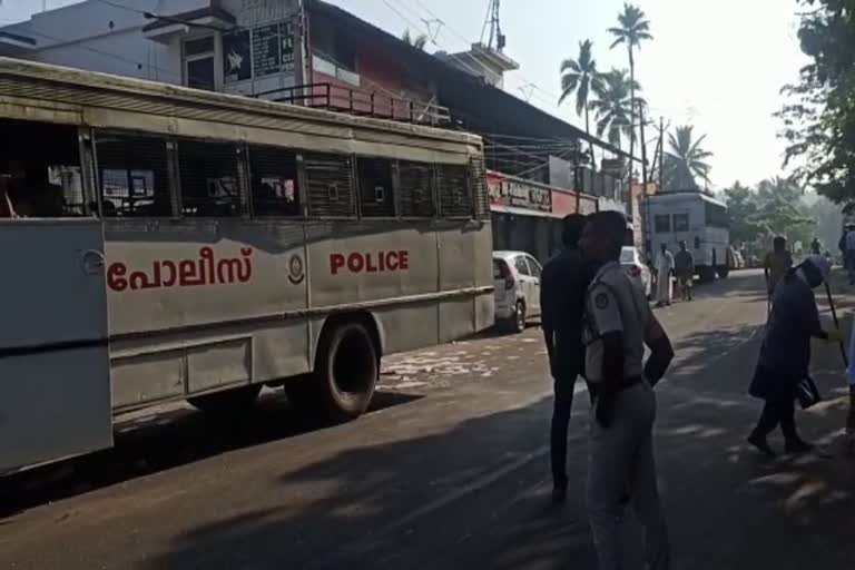 vizhinjam protest update  വിഴിഞ്ഞത്ത് സംഘർഷാവസ്ഥ  വൻ പൊലീസ് സന്നാഹം  വിഴിഞ്ഞം സമരം  കേരള വാർത്തകൾ  മലയാളം വാർത്തകൾ  സമാധാന ചര്‍ച്ച  ക്രമസമാധാന ചുമതല  സമരസമിതി വിഴിഞ്ഞം  ലത്തീൻ അതിരൂപത  തിരുവനന്തപുരം വാർത്തകൾ  kerala latest news  malayalam news  trivandrum news  Latin Archdiocese  Peace talks between vizhinjam protesters  Conflict in Vizhinjat