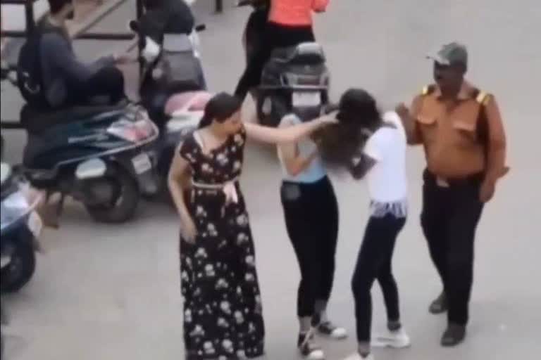 Girls Fight Video Viral मुलींमध्ये फ्री स्टाईल मारामारी, व्हिडिओ झाला