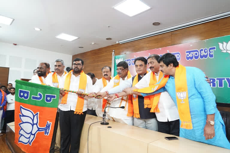 MP Sumalatha Amabareesh's close aide Sacchidananda joined BJP