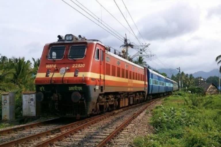 Stone pelted on Rajya rani express in Maharashtra, stone-pelted-on ...