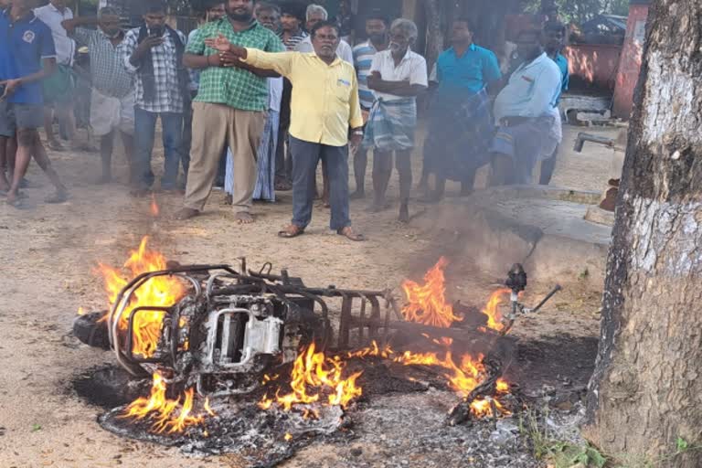 திடீரென பற்றி எரிந்த இ-பைக்: பதைபதைக்கும் வீடியோ