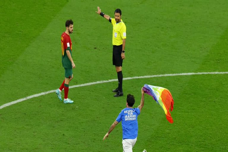 portugal vs uruguay  Man With Rainbow Flag in qatar World Cup video  qatar World Cup  FIFA world cup  പോര്‍ച്ചുഗല്‍ vs ഉറുഗ്വേ  മഴവില്‍ പതാകയുമായി യുവാവിന്‍റെ പ്രതിഷേധം  ഖത്തര്‍ ലോകകപ്പില്‍ പ്രതിഷേധം  ഖത്തര്‍ ലോകകപ്പ്  ഫിഫ ലോകകപ്പ് 2022