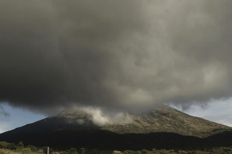 Volcano begins to erupt in eastern El Salvador