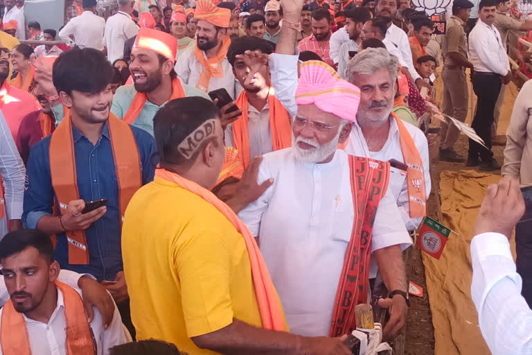 PM Modi lookalike turns a crowd puller at a Gujarat election rally