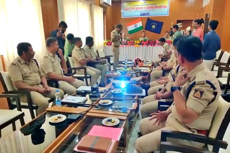 Border dispute: police officers meeting in Nippani