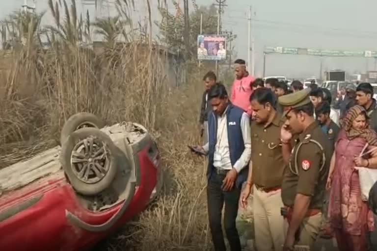 गड्ढों से बचाने में कार पलटी, घायल बुजुर्ग की मौत