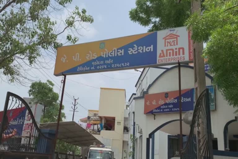 પાડોશીએ પરિણીતાનો હાથ પકડી લેતા છોડાવવા આવેલા પતિને માર્યો