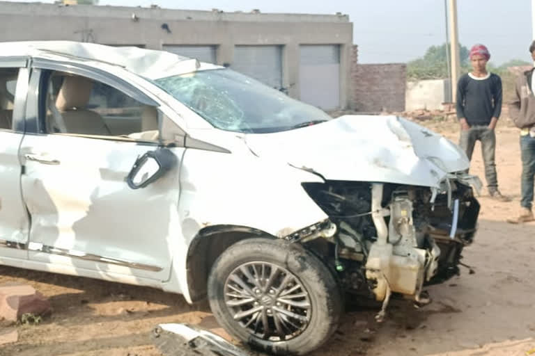 Car overturned due to tyre bursting in Dholpur