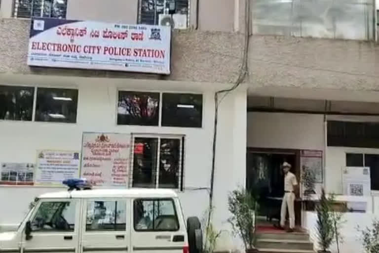 two youths raped kerala based young women  kerala based young women  gang rape in bengaluru  Electronic City Police Station  BTM Layout to Niladri Nagar  latest national news  latest news in bengaluru  gang rape to malayalai women  മലയാളിയായ യുവതിയെ കൂട്ട ബലാത്സംഗം ചെയ്‌തു  രണ്ട് യുവാക്കളും പെണ്‍സുഹൃത്തും അറസ്‌റ്റില്‍  നിലദ്രിയിലെ ഇലക്‌ട്രോണിക് സിറ്റി  ബിടിഎം ലെഔട്ട്  ഫ്രീലാന്‍സര്‍ ജീവനക്കാരി  ബെംഗളൂരു ഏറ്റവും പുതിയ വാര്‍ത്ത  ഇന്നത്തെ പ്രധാന വാര്‍ത്ത  ഏറ്റവും പുതിയ വാര്‍ത്ത