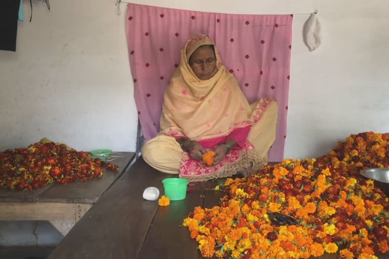 مسلم خواتین مندر میں چڑھائے جانے والے پھولوں کے ہار بناتی ہیں