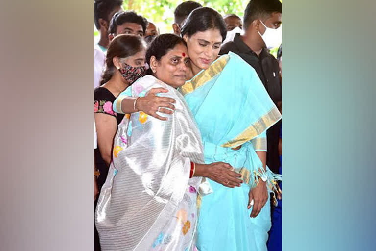 "Inhuman behaviour": YS Vijayamma condemns daughter Sharmila's detention in Hyderabad