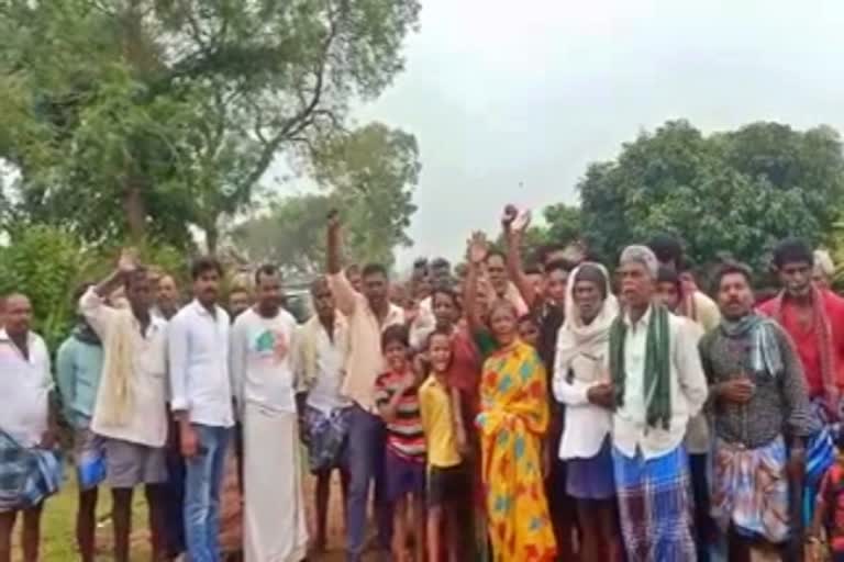 Chikkabichanahalli villagers protest against MP Pratapasimha