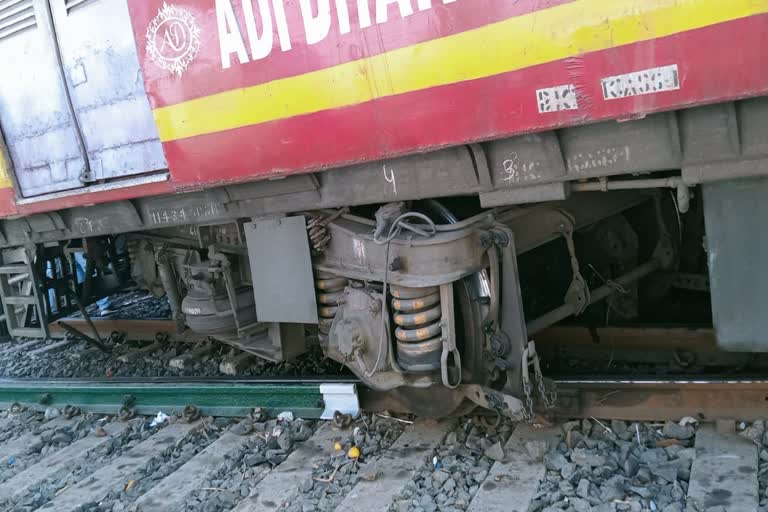 derailed-train-hits-another-train-in-sealdah-kolkata