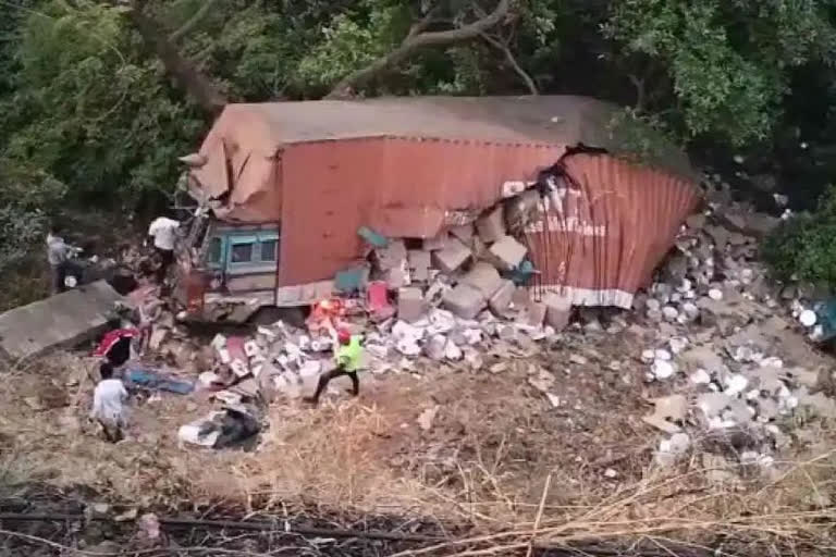 Truck collided with multiple vehicles at Mumbai-Pune E-way, later plugs into gorge leaving driver dead