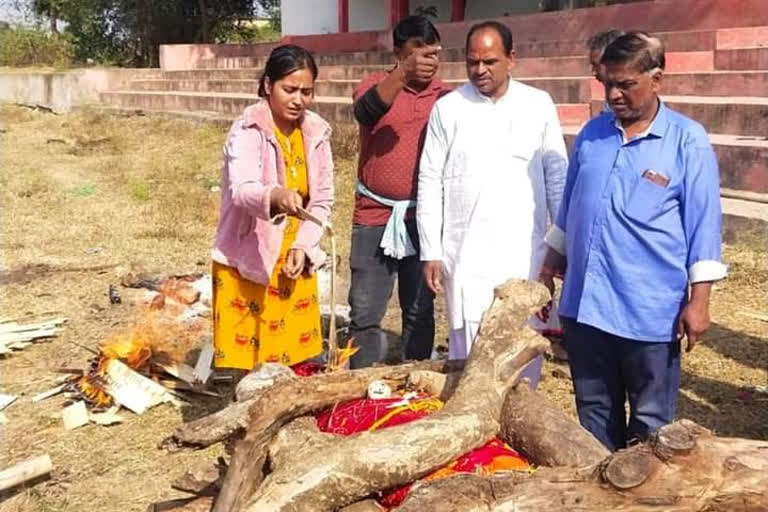 Daughter cremated mother in Madhupur