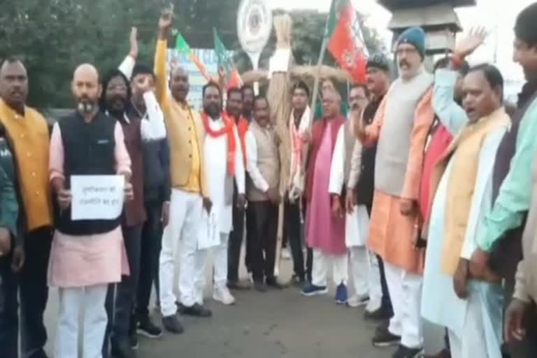 tribal-youth-beating-case-politics-bjp-burnt-effigy-of-cm-hemant-soren