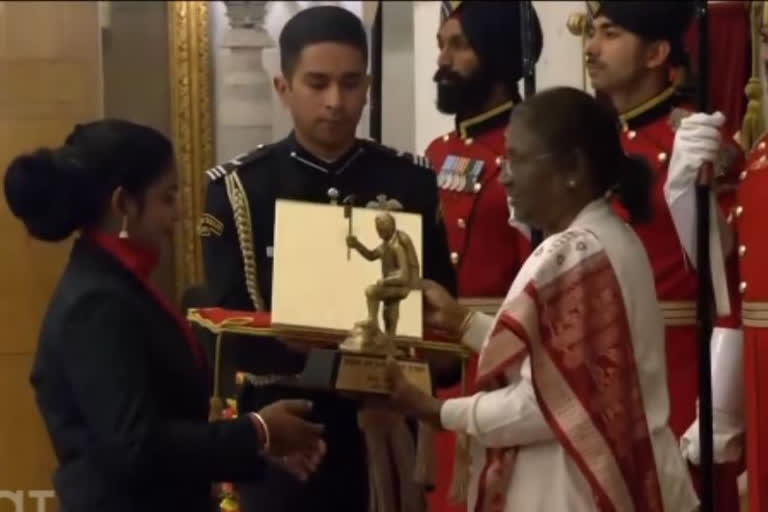 President Droupadi Murmu giving away award to Naina Singh Dhakad