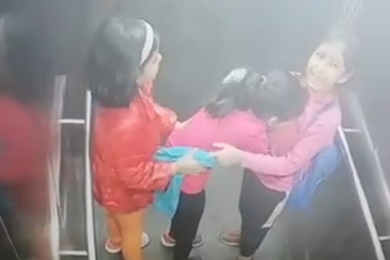 लिफ्ट में फसी बच्चियों का लाइव वीडियो