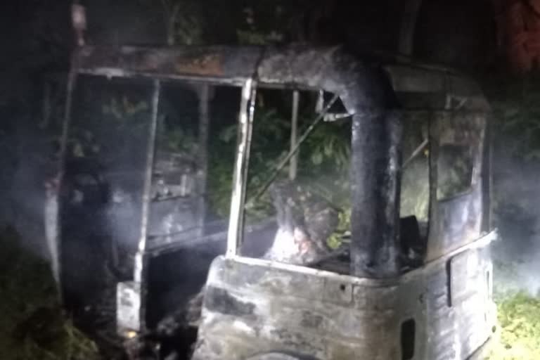 കൊല്ലം  latest kollam news  kollam local news  പെരുമ്പുഴ  Middle aged man found burnt in auto  kollam  kollam man found burnt in auto  ഒരാളെ ഓട്ടോയിൽ കത്തിക്കരിഞ്ഞ നിലയിൽ കണ്ടെത്തി  ഓട്ടോയിൽ കത്തിക്കരിഞ്ഞ നിലയിൽ