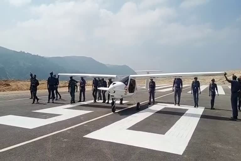 Vandiperiyar in Idukki  Flight landed in Satram Airtrip  Satram Airstrip in Vandiperiyar in Idukki  Idukki news updates  latest news in Idukki  സത്രം എയര്‍ട്രിപ്പില്‍ വിമാനം പറന്നിറങ്ങി  ഇടുക്കിക്കിത് അഭിമാന നിമിഷം  എന്‍സിസി കേഡറ്റുകള്‍  സംസ്ഥാന സര്‍ക്കാറിന്‍റെ സ്വപ്‌ന പദ്ധതി  സത്രം എയര്‍ട്രിപ്പില്‍ ഇന്ന് വിമാനമിറങ്ങി