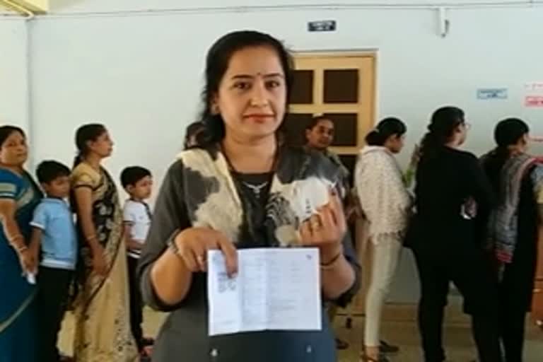 pakistan-woman-vote-for-the-first-time-in-her-life-at-junagadh